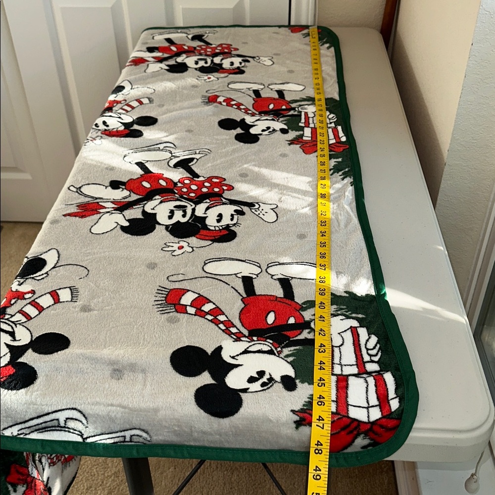 Disney Festive Children’s Mickey and Minnie Gray Blanket Set. - Picture 4 of 11